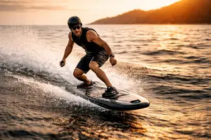 Person der kører på elektrisk jetboard på vandet